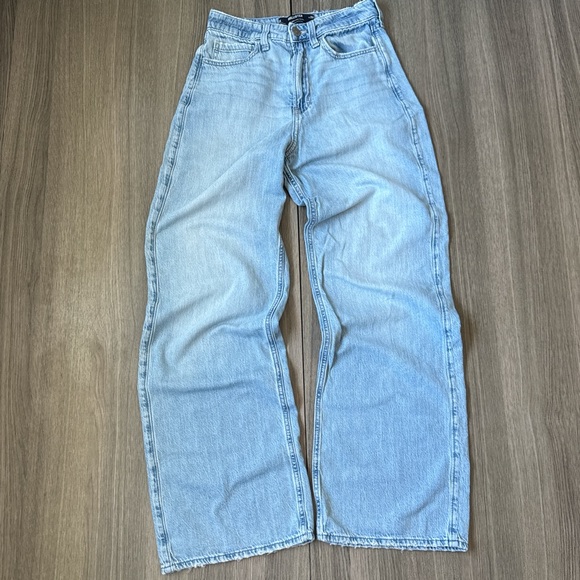 Hollister Ultra High-Rise Baggy Jeans
Size W25R Color Light Wash Denim - Picture 2 of 11